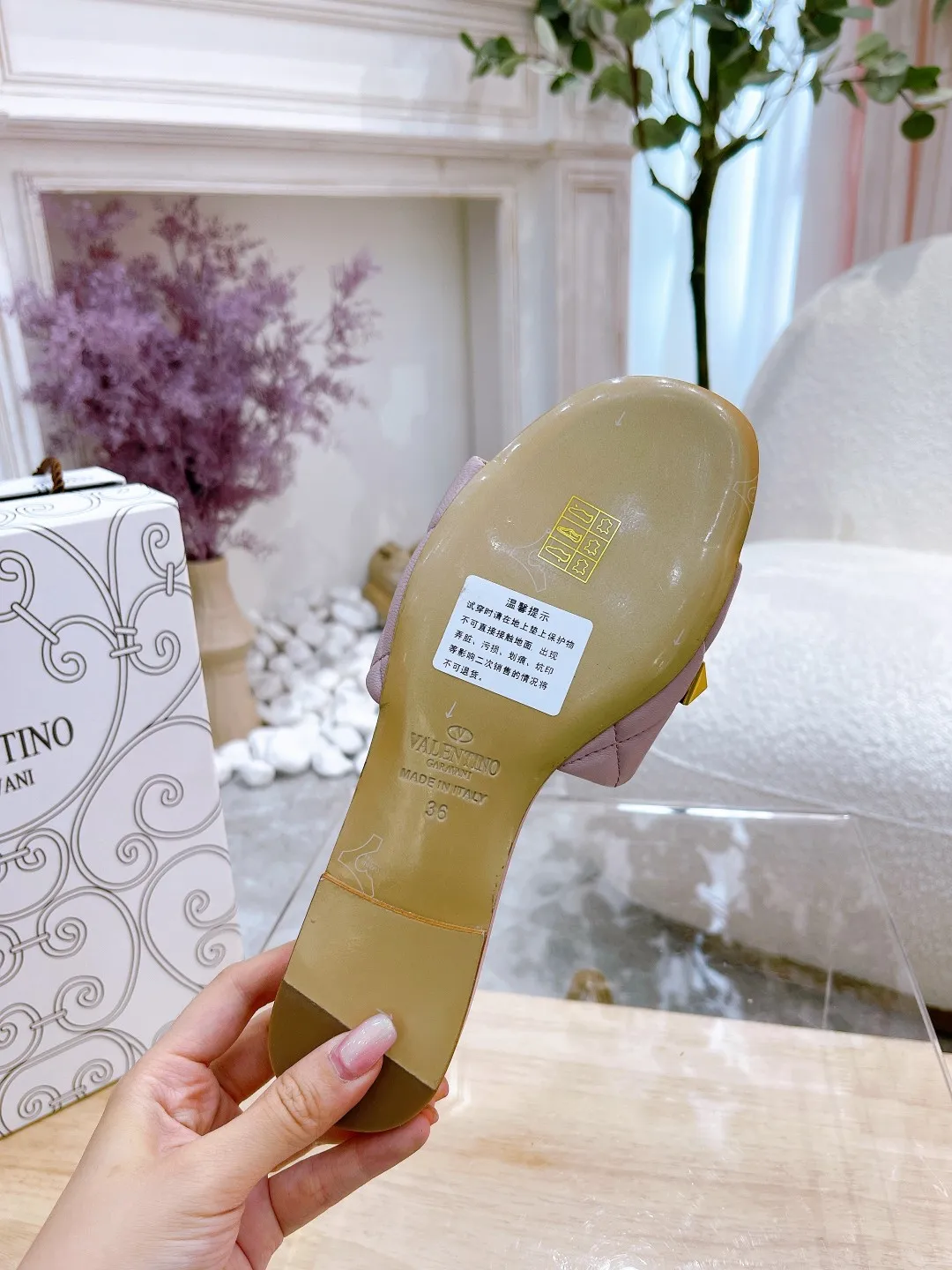 👟👟Ex-factory price 380👟👟 Genuine leather sole +40 Valentino.Valentino👑👑Rivets The latest series of the slippers counter, the highest version, perfect details, a very eye-catching catwalk series launched [strong][strong] V's popular rivet elements, luxurious and gorgeous! Various colors can be matched with beautiful clothes in spring and summer. There are many choices🎉🎉Exquisite and durable. It is copied at 1:1 of the original product. The upper foot is very pedicure-like. The key point is that it is very good and easy to control. It does not grind the feet and does not tire the feet. It is a walking artifact. The last shape is completely compared to the counter. The details are perfect. Without the original version, it would not be so exquisite! (Note! The heel shape and height are exclusively molded according to the original version, and are not randomly substituted by the market🐂) The color and texture of the fasteners are consistent with the original version! Fabric: Sheepskin Lining: Sheepskin lining 5 colors: off-white, black, bare, burgundy, pink Size: 34 to 41 (34, 40, 41, custom-made, non-refundable and non-exchangeable) Heel height: flat rubber bottom: genuine leather bottom:
